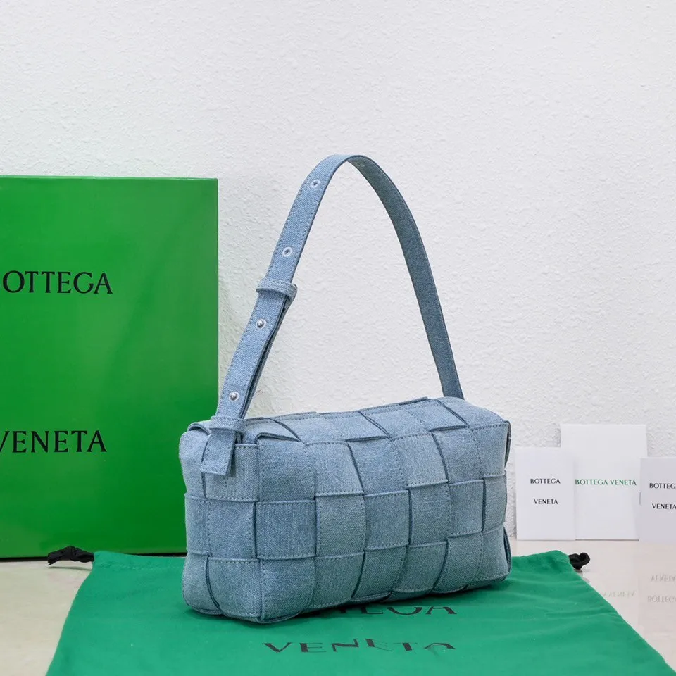 Batch 1460 #BV new early autumn woven denim denim bag. Denim items have become very popular on the Internet recently. I don’t allow you not to know it. The wide shoulder straps and large plaid have a bit of the grand style of the first-generation pillow bag ~ The denim fabric is super soft, wear-resistant and stain-resistant. It is full of personality, versatile and easy to carry. It is a bag with high practicality. It is another day that I am obsessed with denim💙. Size: 28x14x10 Model: 9306